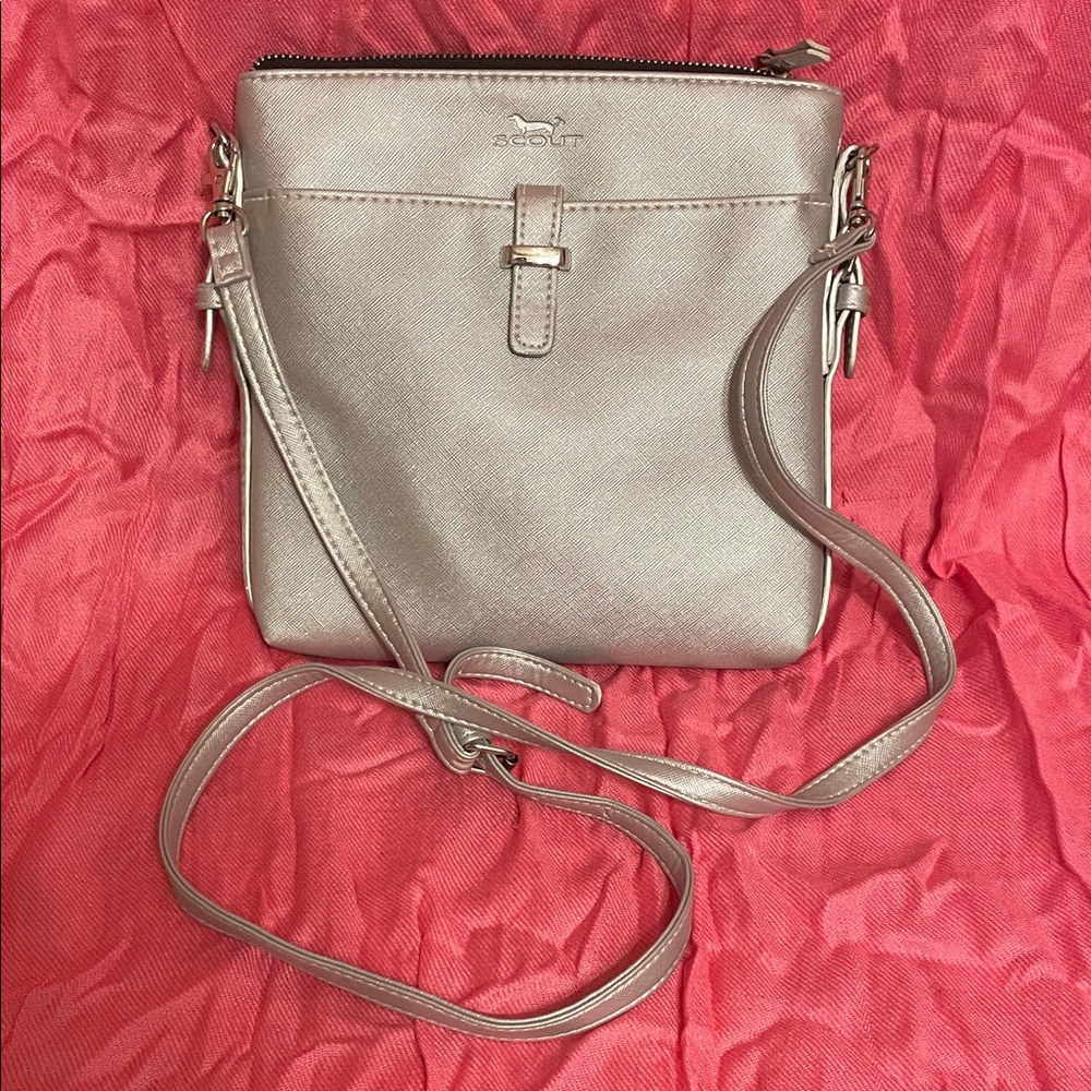 Scout Crossbody bag in metallic silver